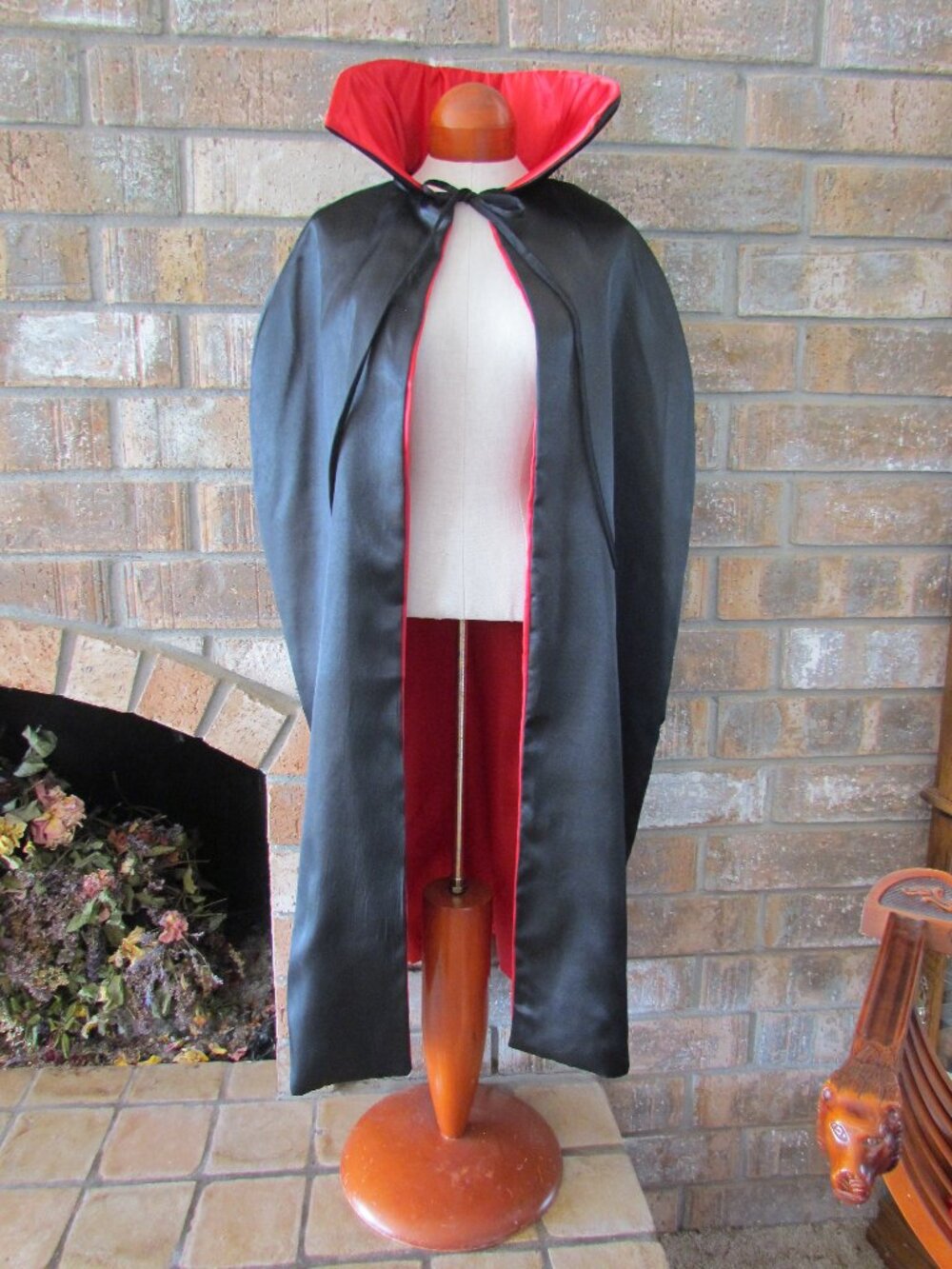 HALLOWEEN CAPE, BLACK SATIN w COLLAR RED LINING, BELOW the KNEE RUBIE'S COSTUMES